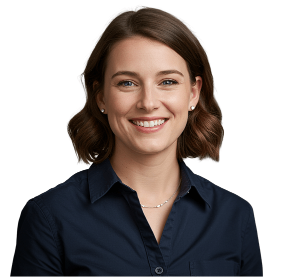 Mulher de cabelo curto com blusa azul sorrindo